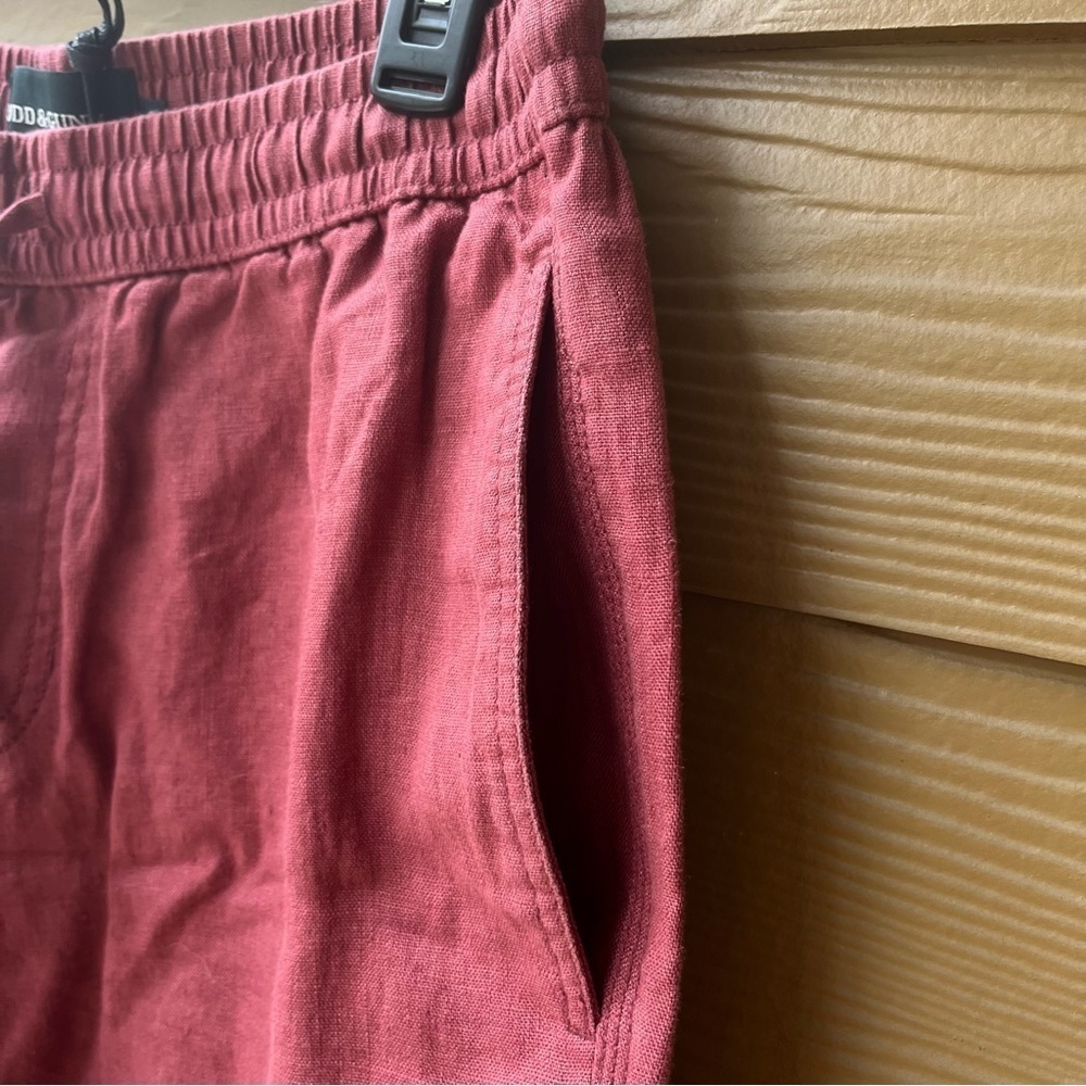 Rodd & Gunn Linen 9" Resort Short in Berry Size Small - Picture 3 of 7